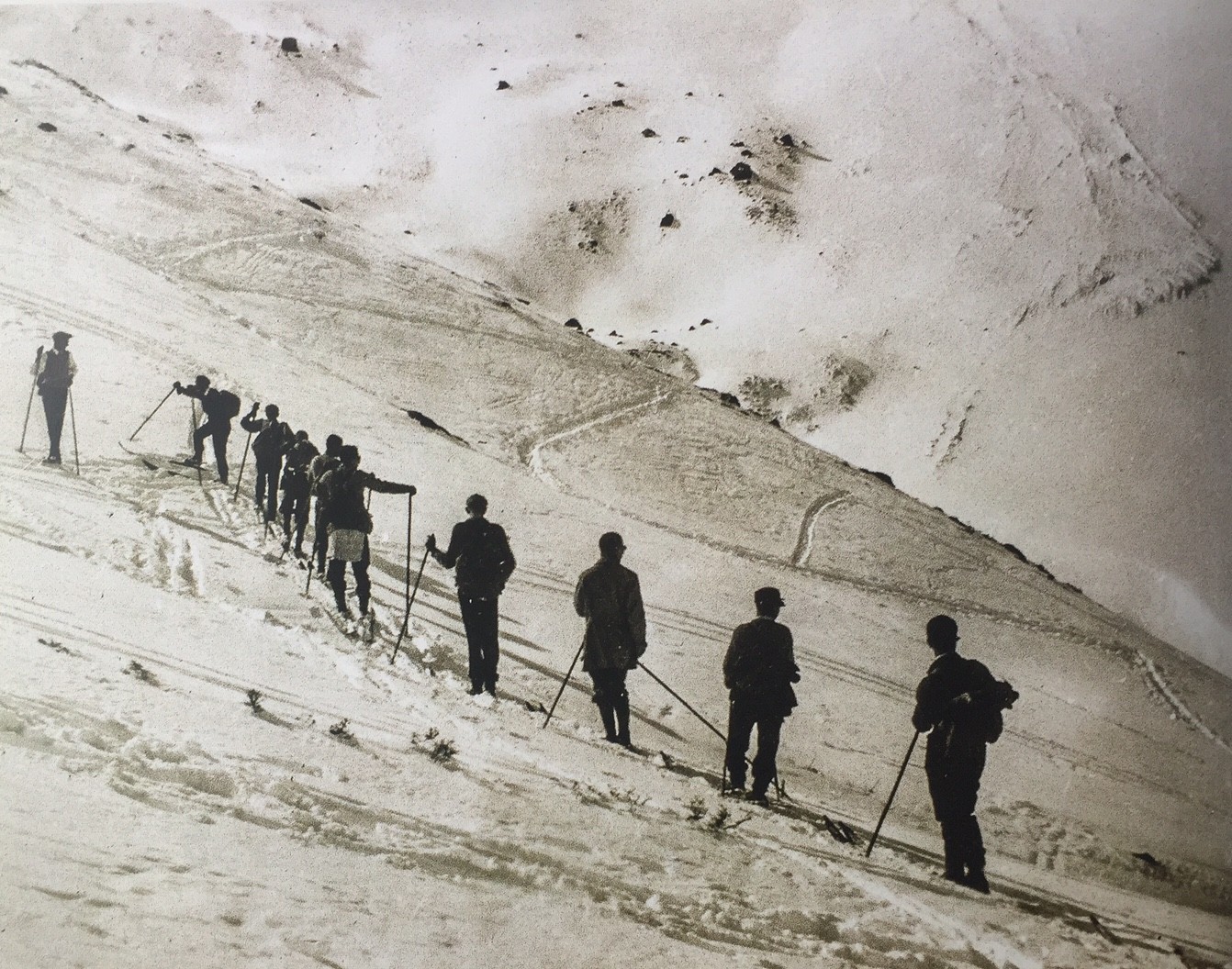 esquiadores-pioneros-farellones-montana