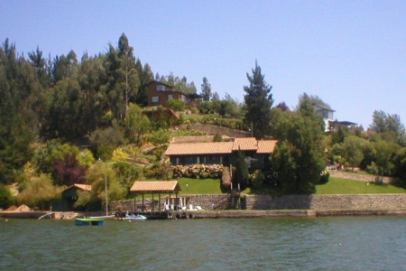 casa en el borde del lago